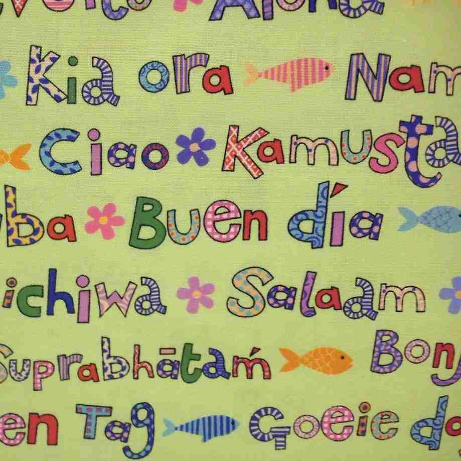 Tela de algodón verde con letras de colores y saludos en varios idiomas referencia