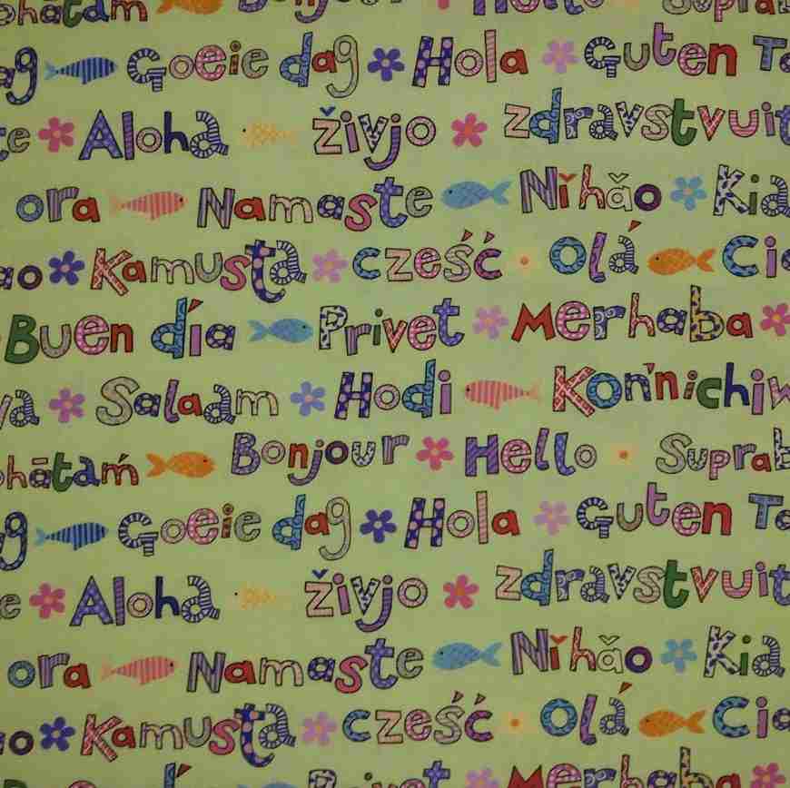 Tela de algodón verde con letras de colores y saludos en varios idiomas referencia