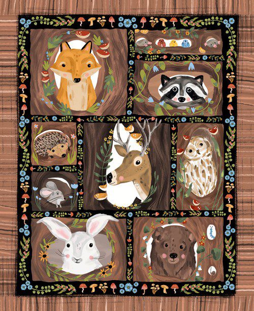 Panel de tela de algodón Forest Critters con ilustraciones de zorro, ciervo, oso y mapache asomándose por troncos de árboles.