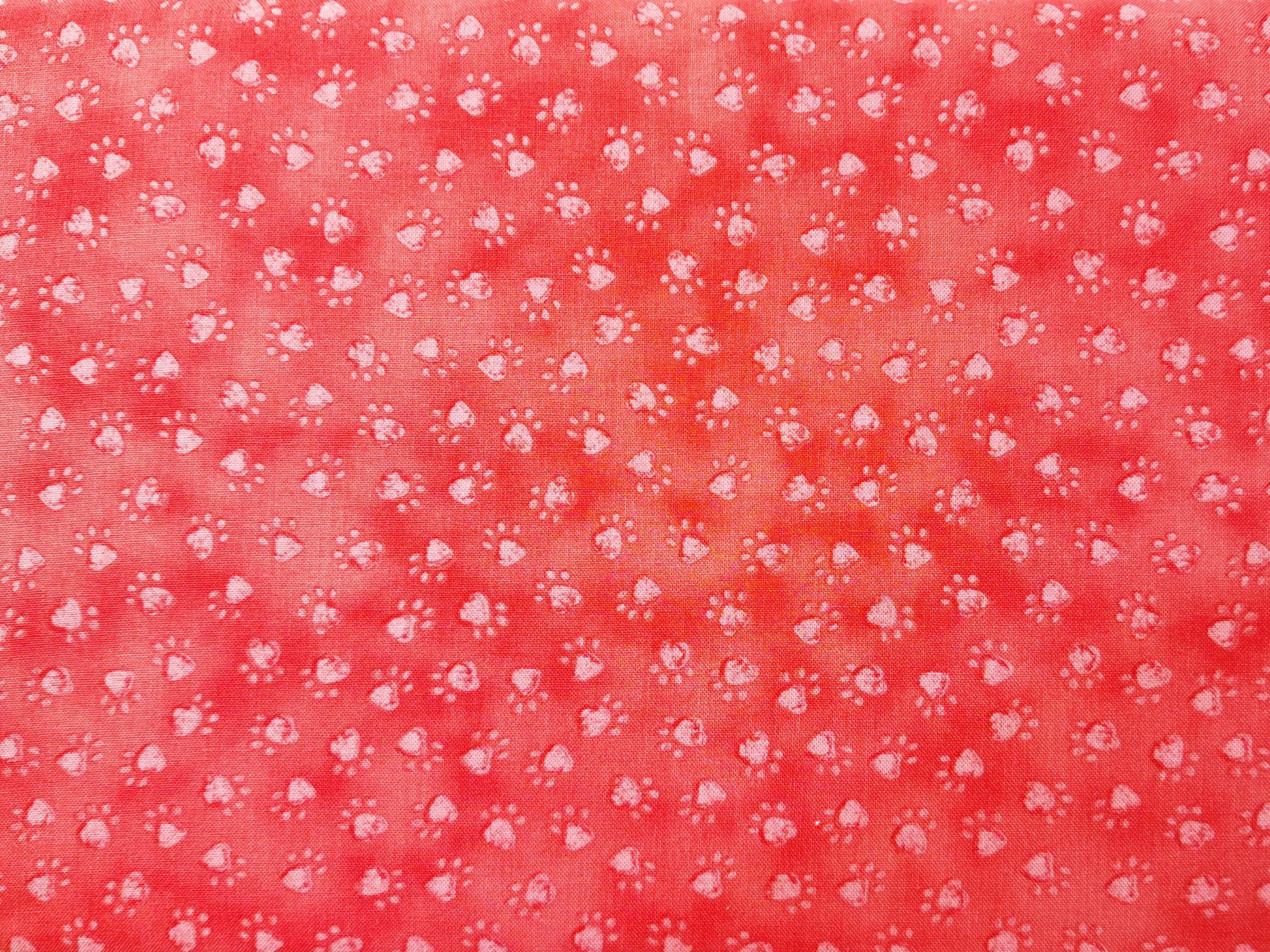 Tela de algodón fucsia con estampado de pequeñas huellas de gato en color rosa claro de la colección Cat Rescue.