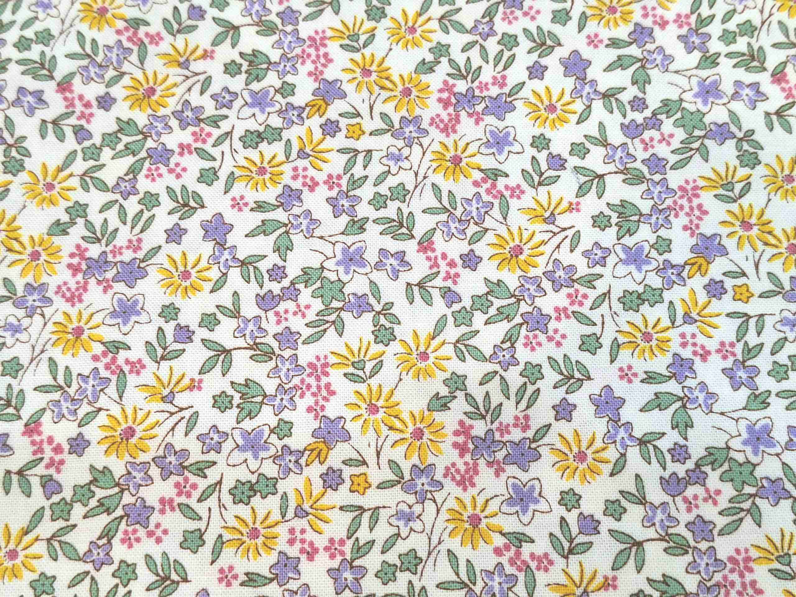 Tela Florecitas Lilas y Amarillas