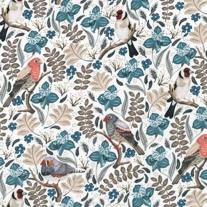 Tela de patchwork blanca con estampado de pájaros, ramas y flores en tonos azules y marrones de la colección Feathers and Flora.