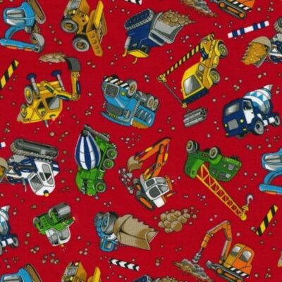 Tela infantil de algodón tipo patchwork con fondo rojo y estampado de vehículos de obra como camiones, excavadoras o grúas
