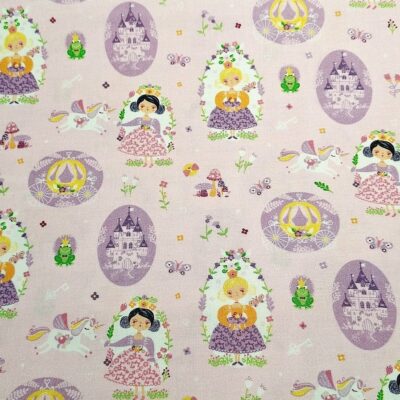tela de princesas, castillos y unicornios