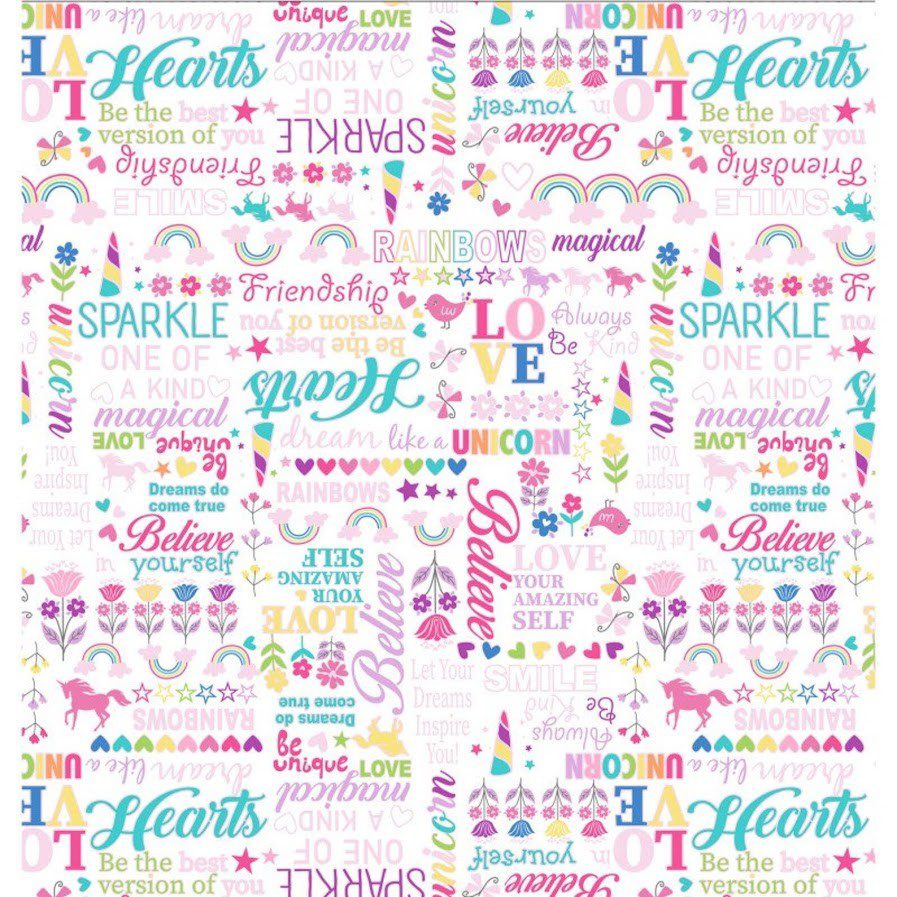 Tela infantil de algodón tipo patchwork blanca con unicornios rosas y palabras en colores, en distintos tamaños y orientaciones