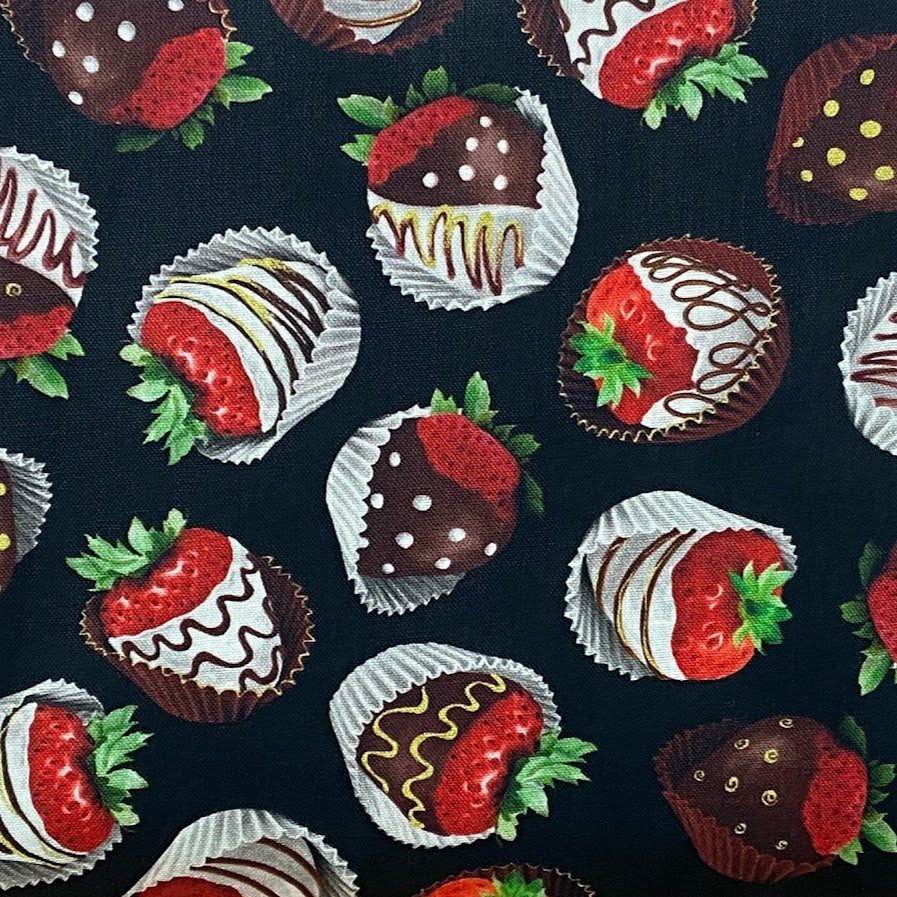 Tela de algodón negro con estampado de fresas bañadas en chocolate blanco y negro - Colección Chocolicious de Benartex.