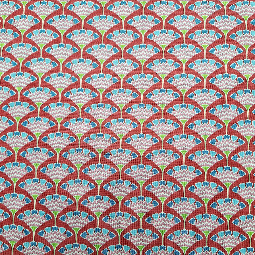 Tela de patchwork de algodón en tono rojo oscuro con estampado geométrico tipo abanico de flores en azul, rosa y verde