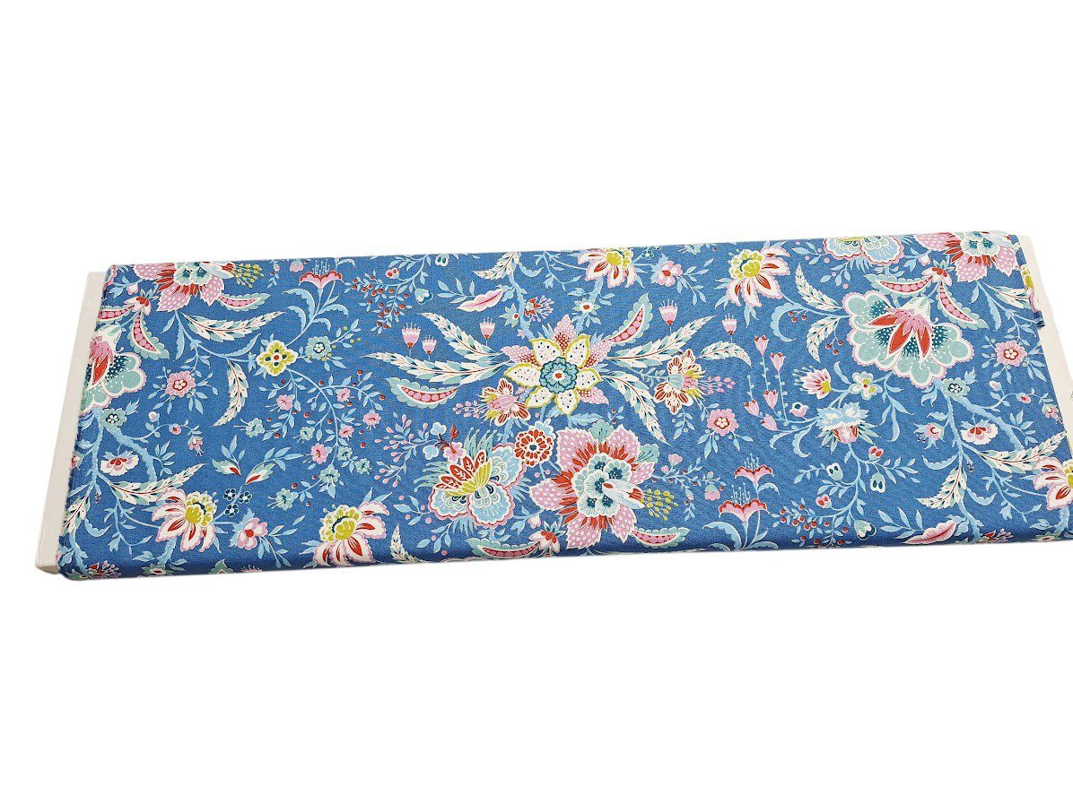 Tela de patchwork de algodón en fondo azul con estampado floral colorido en tonos rosa, rojo, verde, amarillo y blanco.