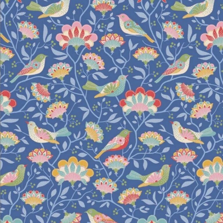 Tela de patchwork de algodón en fondo azul con estampado de pájaros y flores en tonos verde, rosa, amarillo y blanco