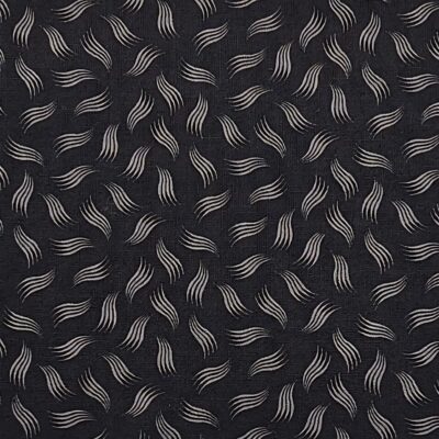 Tela de algodón Stof Fabrics, colección Quilters Combination. Estampado de ondas abstractas en gris claro sobre un fondo negro con textura visual de trama.