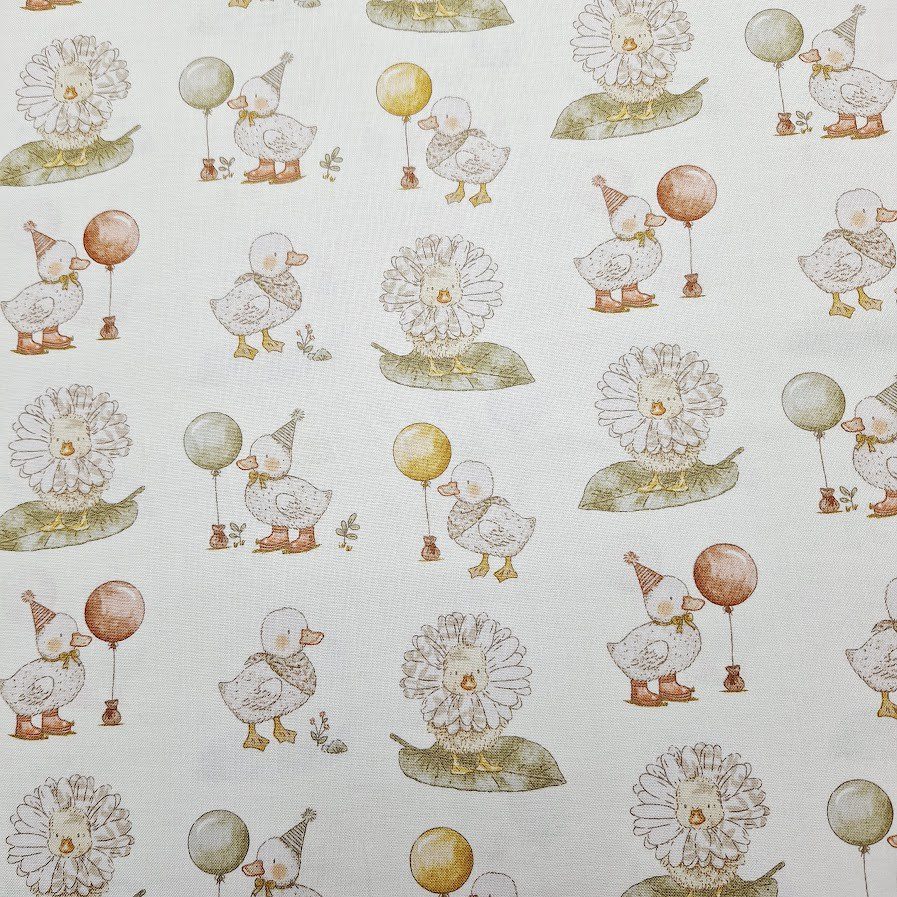 Tela blanca con estampado delicado de patitos con globos y gorritos de fiesta de Figo Fabrics.