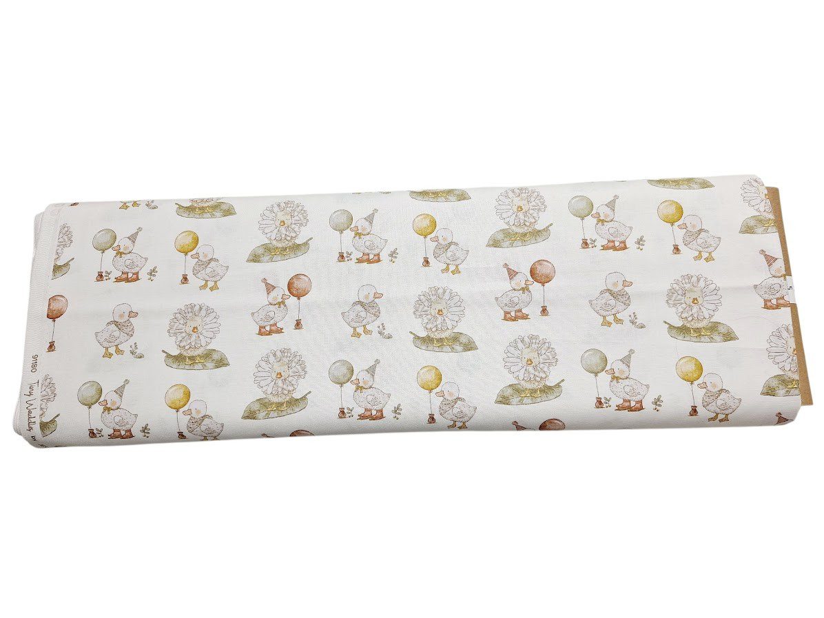 Tela de patchwork de algodón con estampado infantil de patos y flores en tonos pastel sobre fondo claro