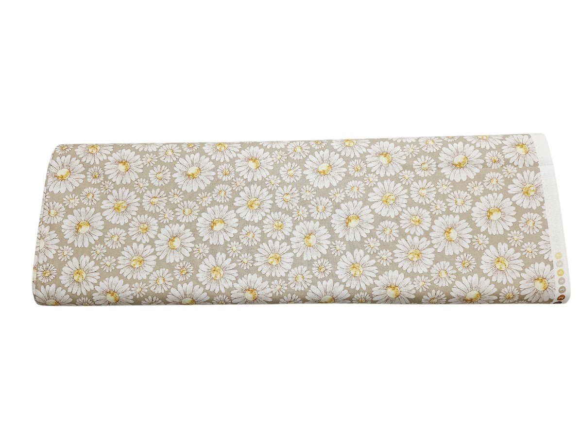 Tela de patchwork de algodón en tono beige con estampado de margaritas blancas y centros amarillos