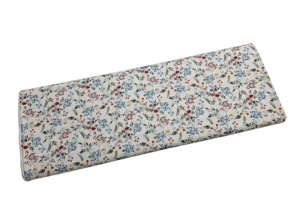 Tela de algodón tipo patchwork con fondo blanco y estampado floral pequeño en tonos azul, rojo, amarillo y verde, con flores y hojas unidas por tallos finos