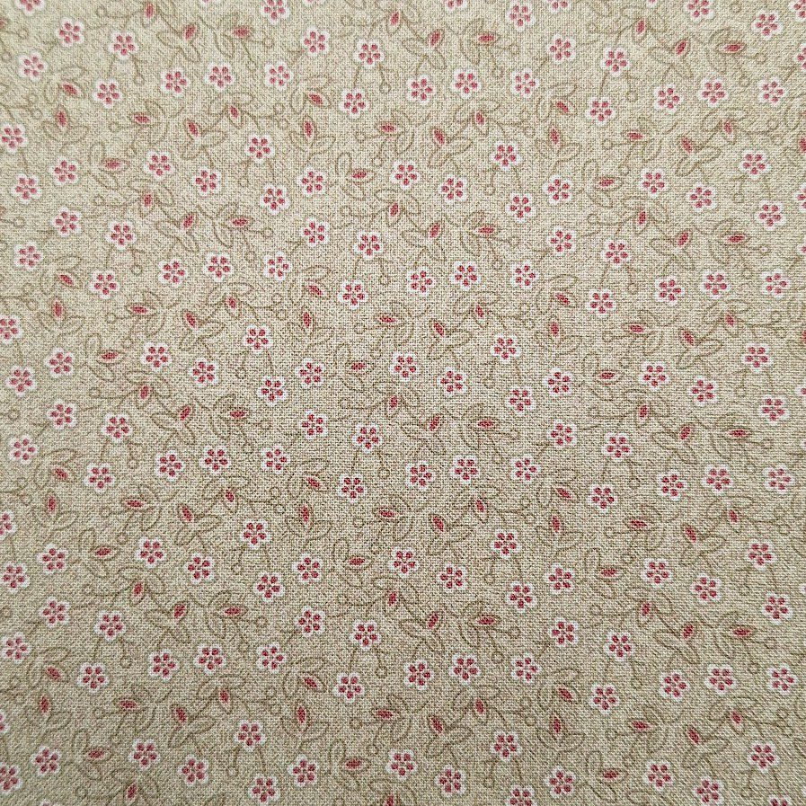 Tela de patchwork de algodón en tono beige con estampado floral de pequeñas flores rosas y hojas verdes