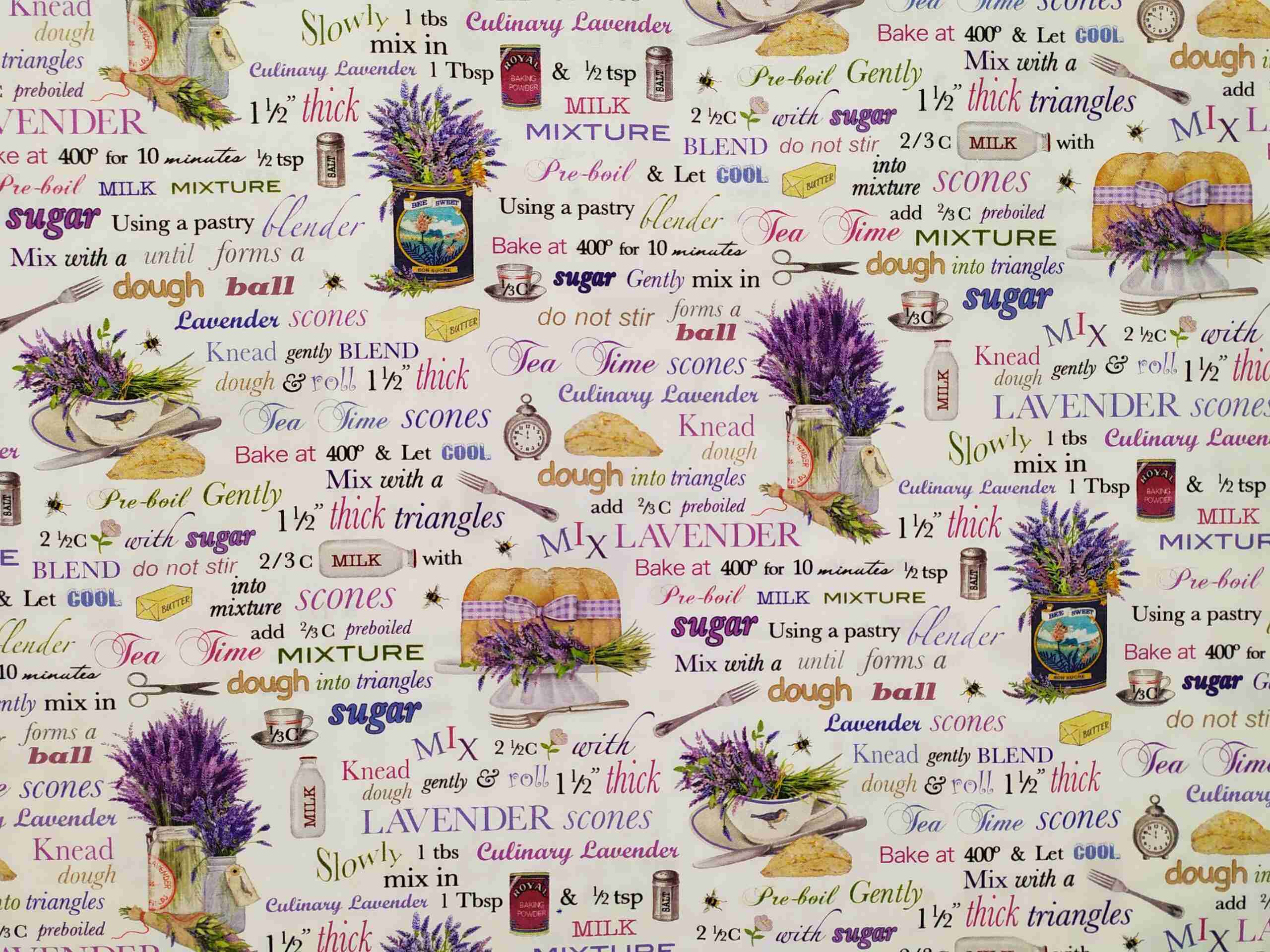 Tela de algodón blanco con dibujos de lavanda, tazas de té y recetas de scones en caligrafía inglesa de estilo retro