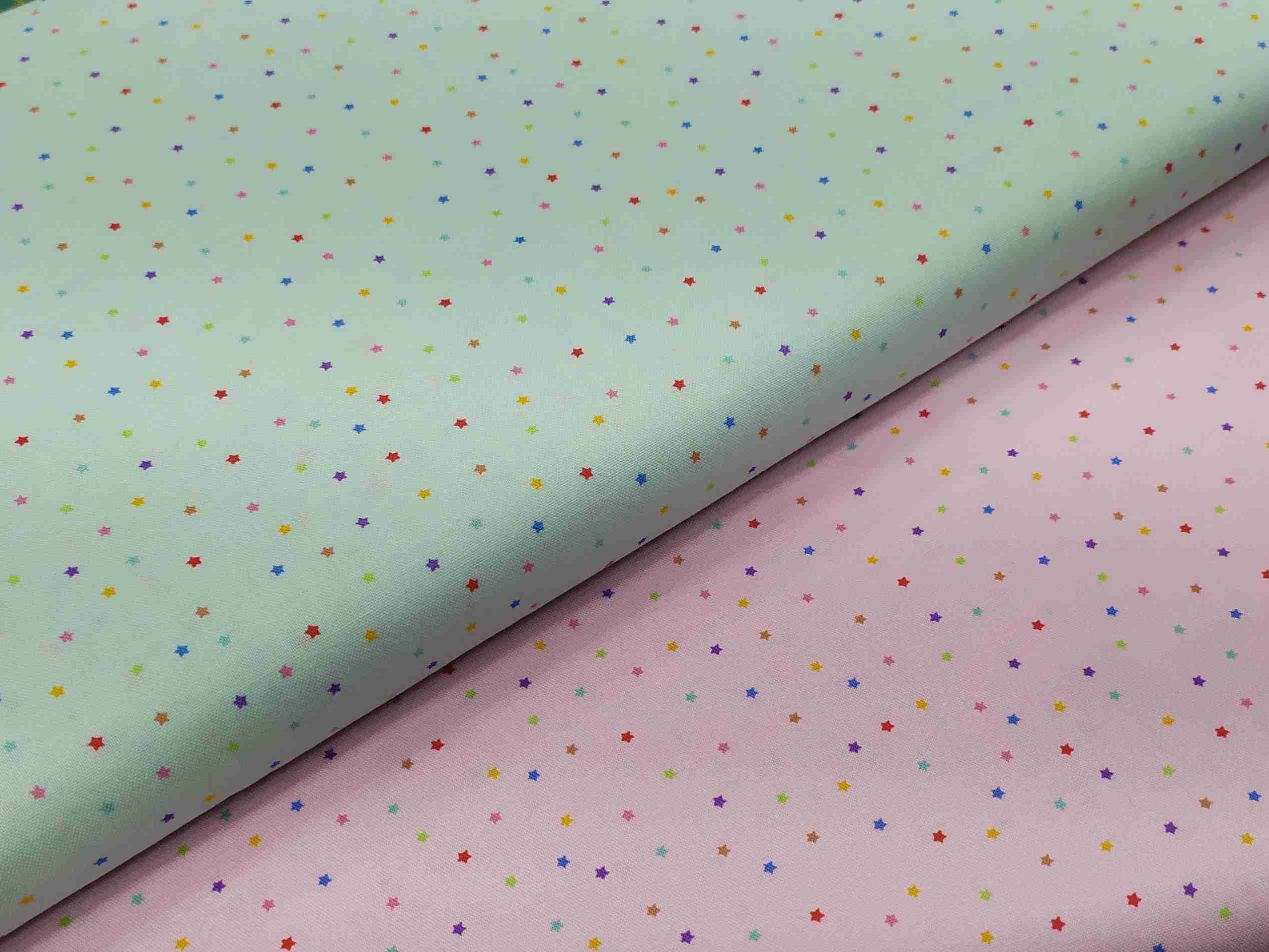 Telas de algodón rosa pastel y menta con pequeñas estrellas de colores colección Sweet Tooth de Robert Kaufman.