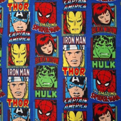 Tela de algodón azul con estampado de cuadros de superhéroes Marvel: Capitán América, Hulk, Thor, Iron Man, Spider-Man y Viuda Negra.