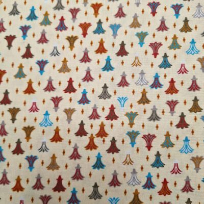 Tela de algodón beige con estampado de flores de loto egipcias en tonos azul, teja y marrón.