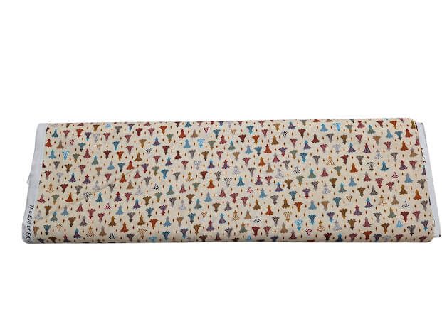 Tela de algodón beige con estampado de flores de loto egipcias en tonos azul, teja y marrón.
