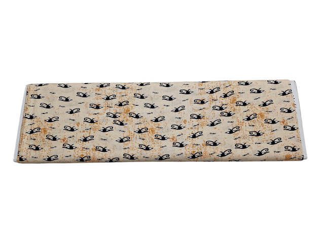 Rollo de tela de algodón beige con manchas tierra y símbolos egipcios Ojo de Horus y Ra en color negro.