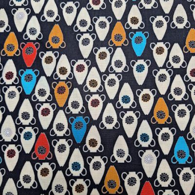 Tela de algodón negro con estampado de jarrones y vasijas egipcias en azul, naranja y blanco.