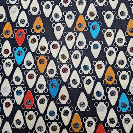 Tela de algodón negro con estampado de jarrones y vasijas egipcias en azul, naranja y blanco.