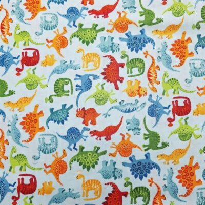 Tela de algodón azul claro con estampado tupido de pequeños dinosaurios multicolor de la colección Dino Friends de Makower.