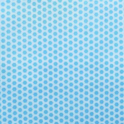 Tela de patchwork azul y blanca con estampado geométrico de hexágonos estilo panal de la colección Bees Knees de Robert Kaufman.