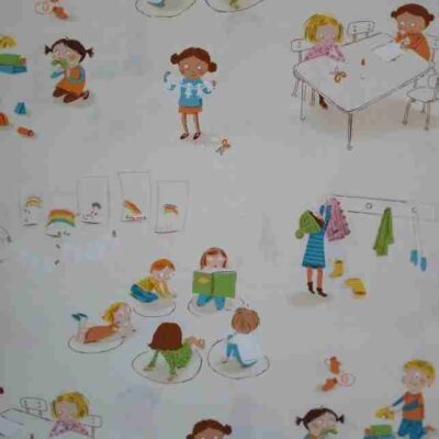 Tela infantil beige con escenas de niños jugando y leyendo en el colegio colección Kinder de Heather Ross.