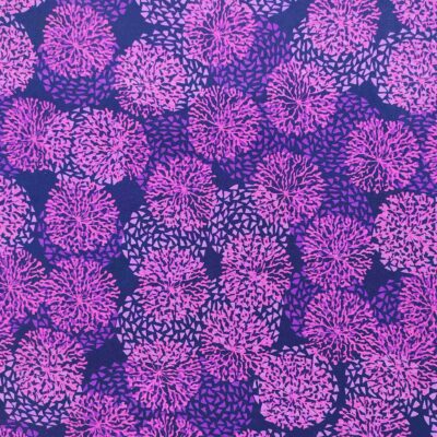 Tela de algodón azul marino con estampado de corales en colores morados, lilas y fucsias de Stoff Fabrics.