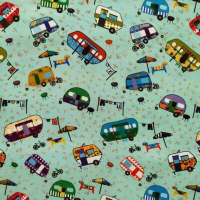 Tela verde menta con caravanas de colores y escenas de camping de la colección Happiest Little Camper de Stof Fabrics.