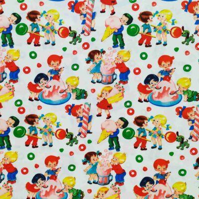 Tela retro con niños comiendo dulces y batidos de la colección Candy Shop de Michael Miller Fabrics.