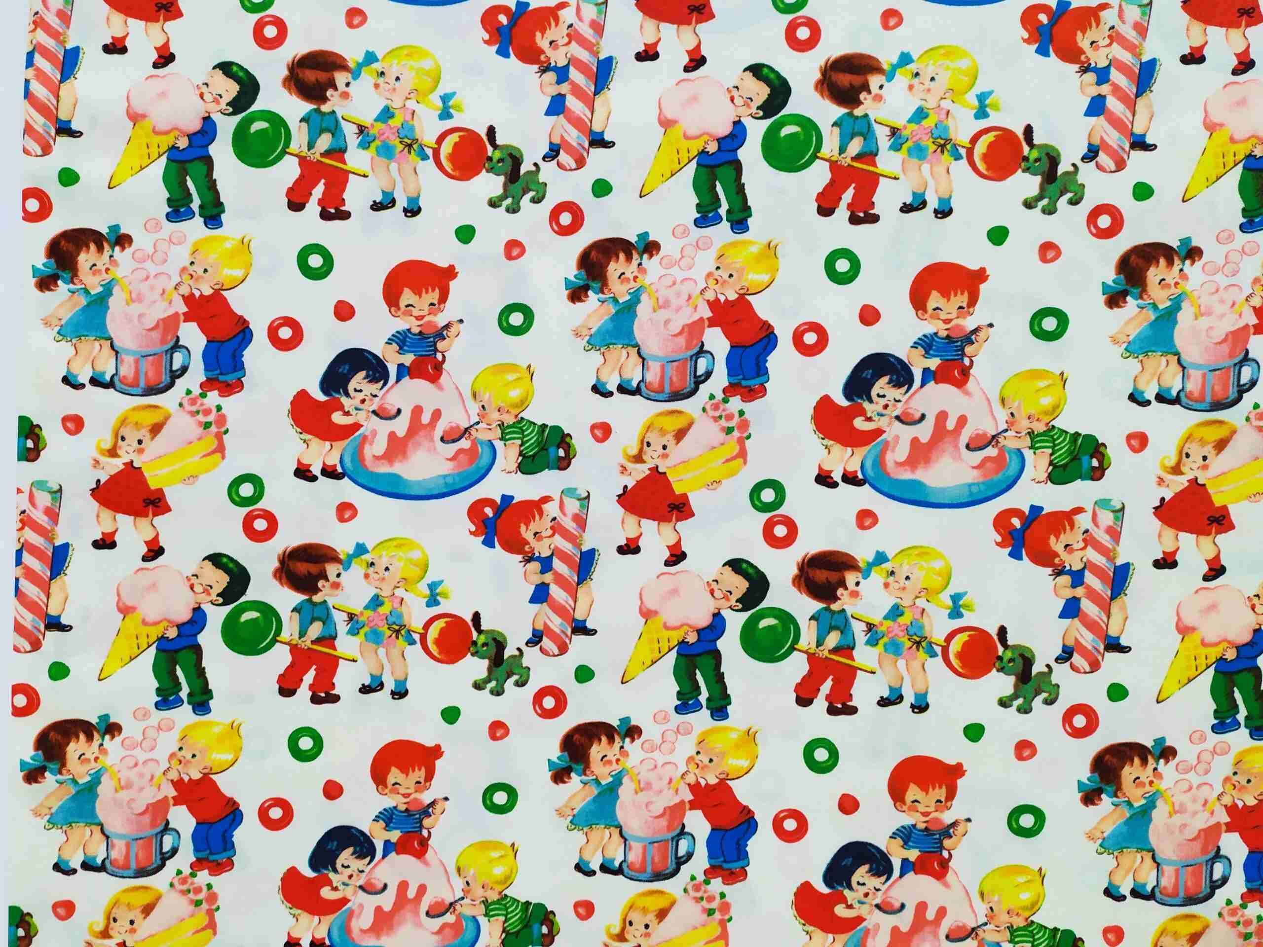 Tela retro con niños comiendo dulces y batidos de la colección Candy Shop de Michael Miller Fabrics.