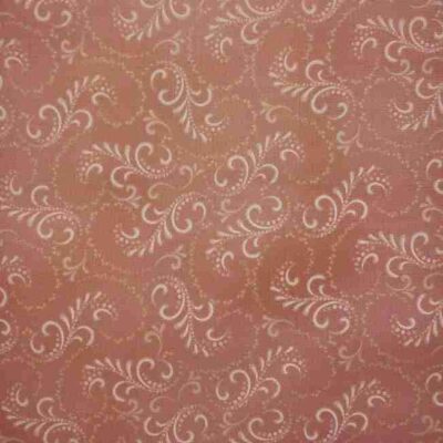 Tela rosa con filigranas y ramitas beige de la colección Welcome Home diseñada por Jennifer Bosworth para Maywood Studio.