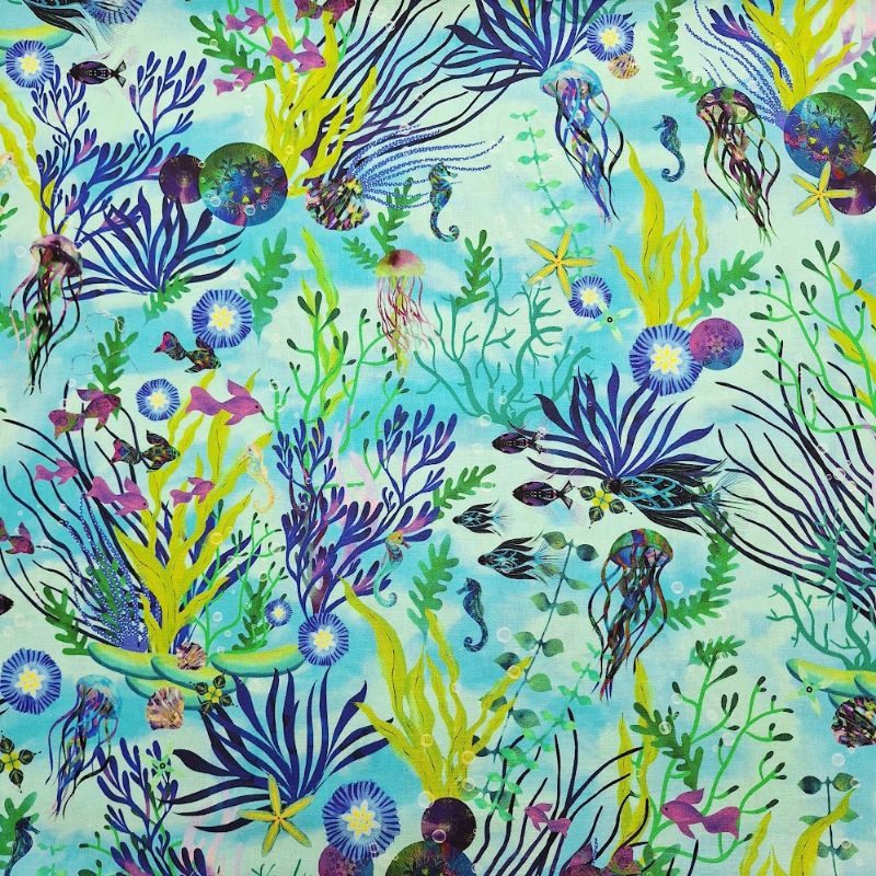 Tela de patchwork azul turquesa con estampado artístico de medusas, caballitos de mar y corales de la colección Oceánica de Robert Kaufman.