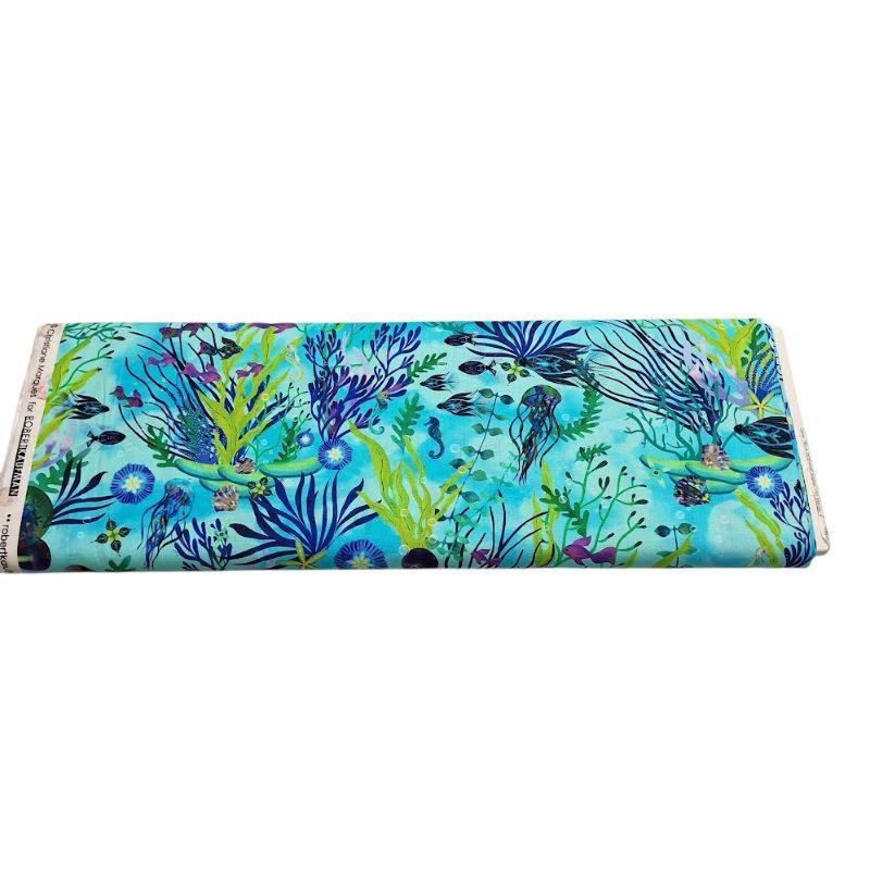 Tela de patchwork azul turquesa con estampado artístico de medusas, caballitos de mar y corales de la colección Oceánica de Robert Kaufman.