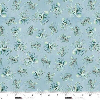 Tela de algodón 100% con estampado de pulpos marinos sobre fondo azul de la colección A Drop in the Ocean de Studio E Fabrics