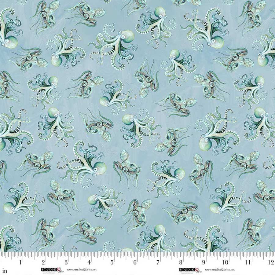 Tela de algodón 100% con estampado de pulpos marinos sobre fondo azul de la colección A Drop in the Ocean de Studio E Fabrics