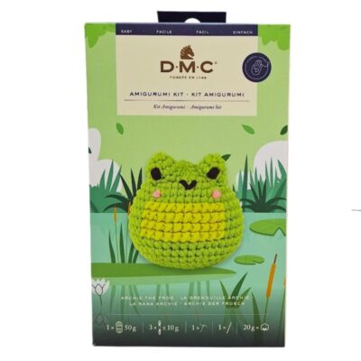 Caja del kit de amigurumi Rana Archie de la marca DMC con hilos de algodón y ganchillo incluidos para tejer una rana verde.
