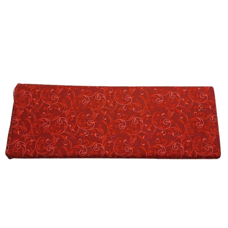 Tela 100% de algodón rojo con estampado continuo de filigranas y arabescos barrocos en un tono sobre tono rojo claro de la colección Holiday Feather & Flourish.