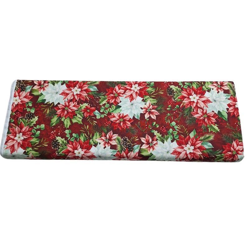 Tela de patchwork con estampado navideño de flores de Pascua rojas y blancas, piñas de pino y hojas verdes sobre un fondo rojo vivo.