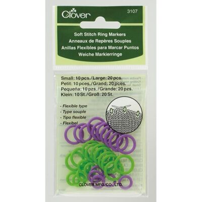 Blíster con 30 anillas marcadoras cerradas y elásticas de Clover referencia 3107 en colores verde y violeta para agujas de tejer de varios grosores