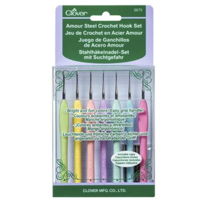 Set de 7 agujas de ganchillo ergonómicas de acero Amour Clover referencia 3675 en medidas finas desde 0.60 hasta 1.75 milímetros con mangos de colores