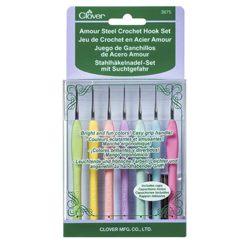 Set de 7 agujas de ganchillo ergonómicas de acero Amour Clover referencia 3675 en medidas finas desde 0.60 hasta 1.75 milímetros con mangos de colores