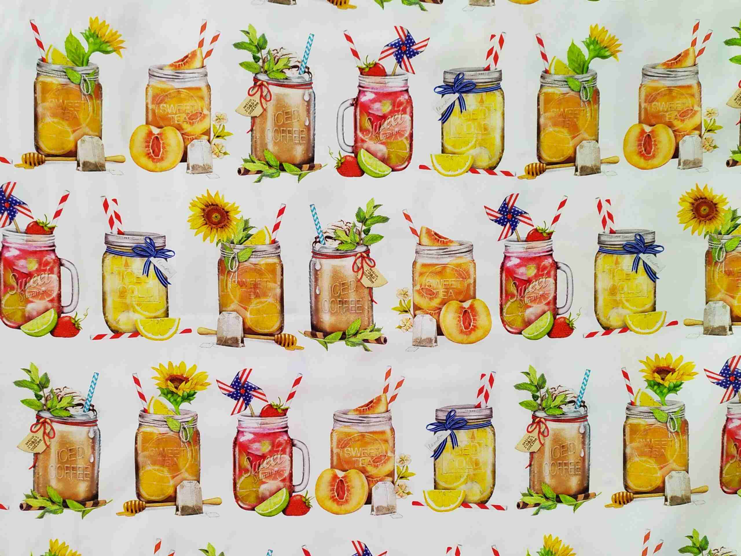 Tela de algodón blanco con grandes ilustraciones de tarros de cristal Mason Jar con granizados de frutas y té helado.