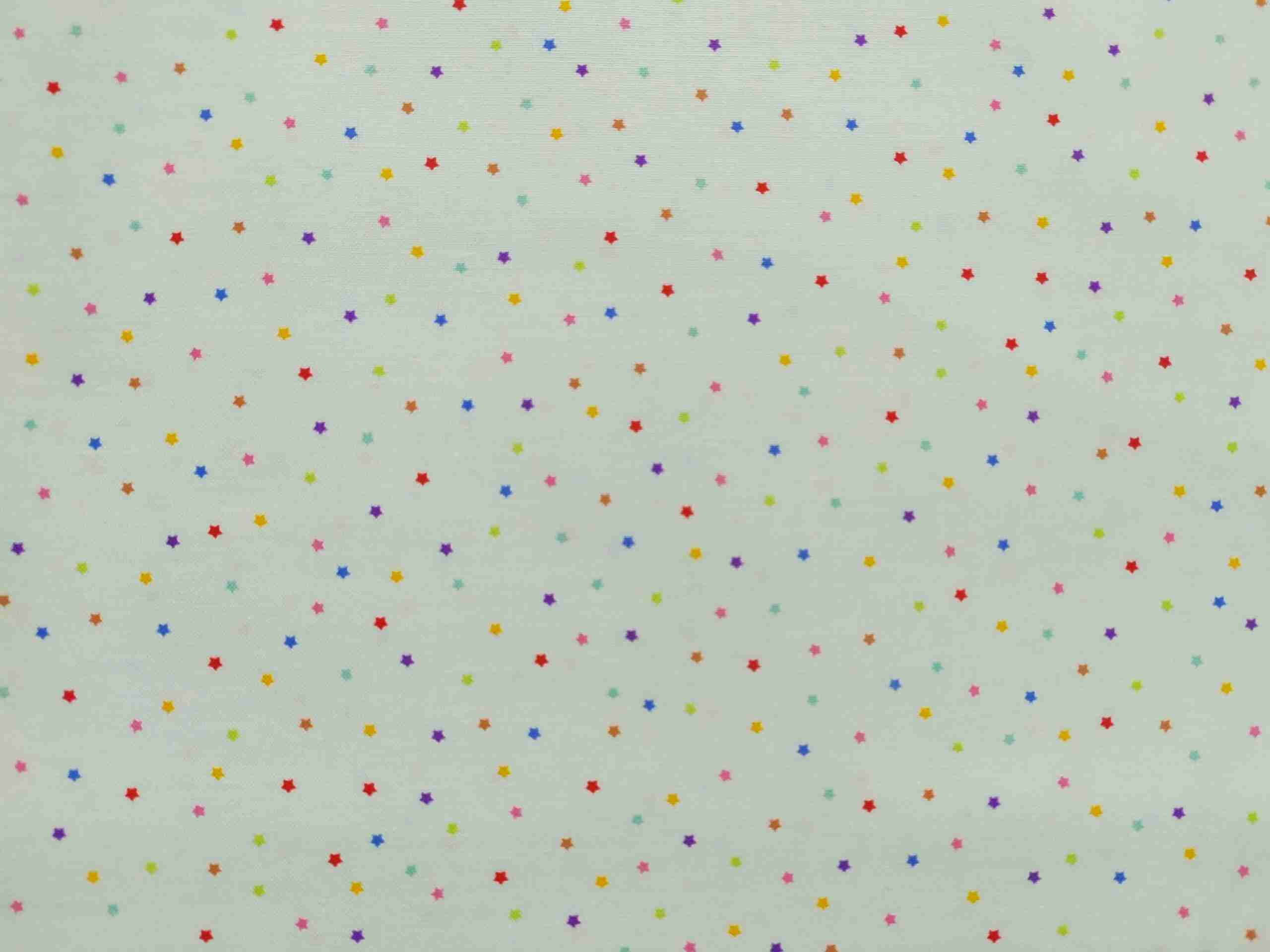 Tela de algodón verde menta con mini estrellitas multicolor colección Sweet Tooth de Robert Kaufman.